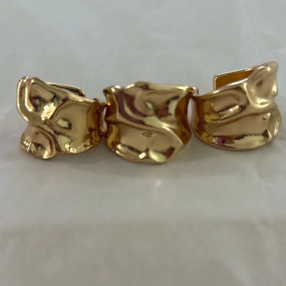 Elegant Gold-Tone Women's Ring - Picture 2 of 2
